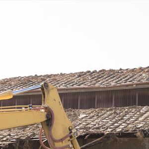 解体中の屋根